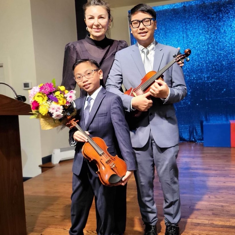 Aina Davis Violin teacher with her 2 star students